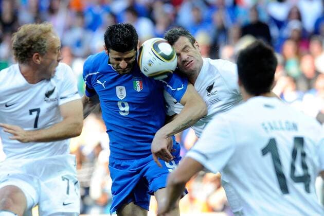 ITA (blue) vs. NZL (white) : Vincenzo Iaquinta (C), Ryan Nelsen (R) 