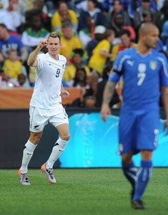 NELSPRUIT, June 20, 2010 -- New Zealand s Shane Smeltz (L) celebrates his scoring during the 2010 World Cup Group F football match at Mbombela stadium in Nelspruit, June 20, 2010. ---  o0 NZL Jubel Freude Einzelbild Freisteller