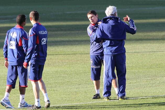 Patrice Evra (li.) und Konditionstrainer Robert Duverne (2.v.re.) geraten vor dem öffentlichen Training aneinander, Nationaltrainer Raymond Domenech (re., alle Frankreich) versucht zu schlichten - EddyLEMAISTRE -  o0 Trainingsstreik, Streit, streiten, Auseinandersetzung, Meinungsverschiedenheit,