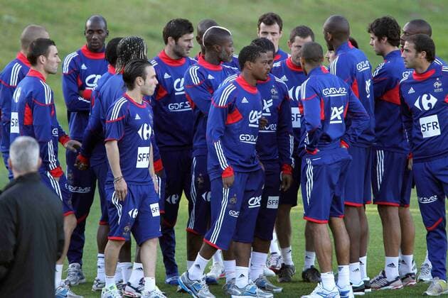 Kapitän Patrice Evra (Frankreich, Mitte) berät sich nach seinem Streit beim Training mit seinen Mitspielern über den Trainingsstreik, v.li.: Anthony Reveillere, Alou Diarra, Mathieu Valbuena, Andre Pierre Gignac, Djibril Cisse, Abou Diaby, Yoann Gourcuff und Marc Planus - EddyLEMAISTRE - o0 Besprechung, Absprache, Trainingsstreik, pessimistisch