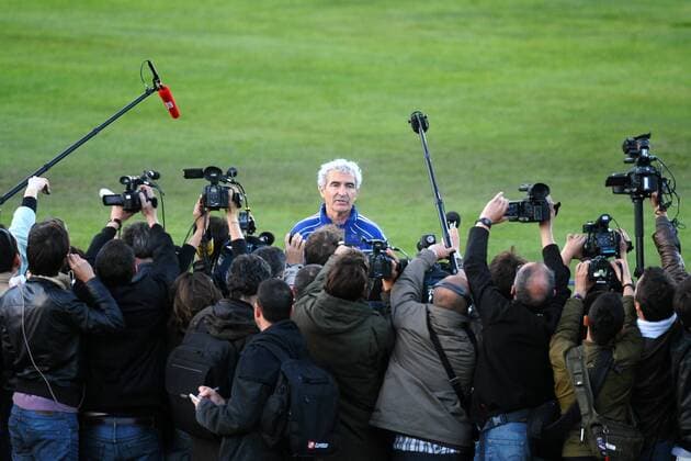 Nationaltrainer Raymond Domenech (FRA) verliest vor Journalisten eine Erklärung der Nationalspieler zu ihrem Trainingsstreik AnthonyxBibardxFEP -  o0 Trainingsstreik, Objekte, pessimistisch Totale