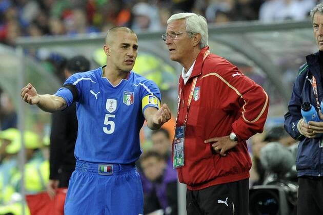 20.06.2010, Nelspruit - FIFA World Cup 2010 - Italy (ITA blue) vs New Zealand (NZL white) 1:1 --- Fabio Cannavaro (L) with coach Marcello Lippi (ITA)  o0 Nationaltrainer