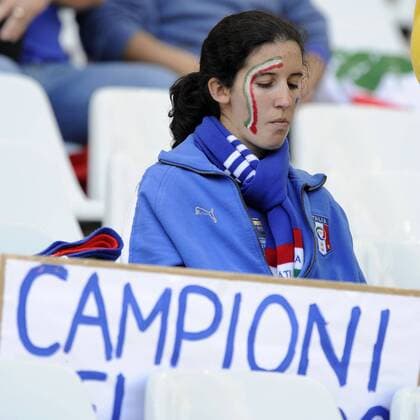20.06.2010, Nelspruit - FIFA World Cup 2010 - Italian fan dejected  o0 Einzelbild weiblich Frau Zuschauer Gesichtsbemalung Bemalung Landesfarben Objekte Schild