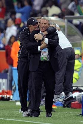 20.06.2010, Nelspruit - FIFA World Cup 2010 - Italy (ITA blue) vs New Zealand (NZL white) 1:1 --- Coach Ricki Herbert (NZL, R)  o0 Jubel Freude Nationaltrainer
