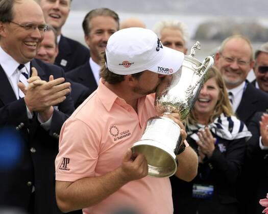 June 20, 2010: US OPEN Champion Graeme McDowell (Northern Ireland) kisses the US OPEN Trophy on the 18th green,after the final round of the 110th US Open at Pebble Beach Golf Links, Pebble Beach California. . - ZUMAcj3 o0 Mc Dowell, Jubel, Freude, Pokal, Trophäe, Objekte, Siegerehrung