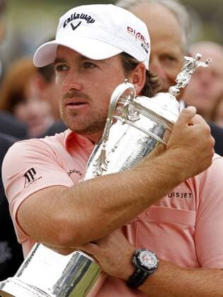 June 20, 2010 - Pebble Beach, California, U.S. - Graeme McDowell, of Northern Ireland, hugs the trophy on the 18th green after winning final round of the 110th U.S. Open at Pebble Beach Golf Links. - ZUMAhe1 o0 Mc Dowell, Jubel, Freude, Siegerehrung, Pokal, Trophäe, Objekte