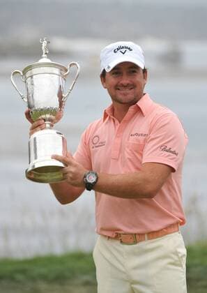 Graeme McDowell of Northern Ireland holds the U.S. Open trophy after winning the 110th U.S. Open in Pebble Beach, California on June 20, 2010. McDowell shot 3-over par for the day to finish even for the tournament with a 284.  PBP20100620330 o0 PGA Tour, Mc Dowell, Jubel, Freude, Sieg, Sieger, Siegerehrung, Pokal, Trophäe, Objekte
