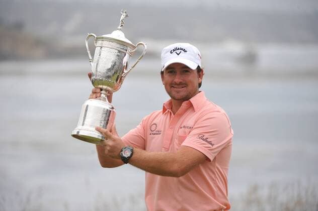 Graeme McDowell of Northern Ireland holds the U.S. Open trophy after winning the 110th U.S. Open in Pebble Beach, California on June 20, 2010. McDowell shot 3-over par for the day to finish even for the tournament with a 284.  PBP20100620331 o0 PGA Tour, Mc Dowell, Jubel, Freude, Sieg, Sieger, Siegerehrung, Pokal, Trophäe, Objekte