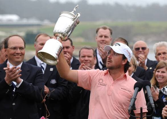 Graeme McDowell of Northern Ireland holds the U.S. Open trophy after winning the 110th U.S. Open in Pebble Beach, California on June 20, 2010. McDowell shot 3-over par for the day to finish even for the tournament with a 284.  PBP20100620335 o0 PGA Tour, Mc Dowell, Jubel, Freude, Sieg, Sieger, Siegerehrung, Pokal, Trophäe, Objekte