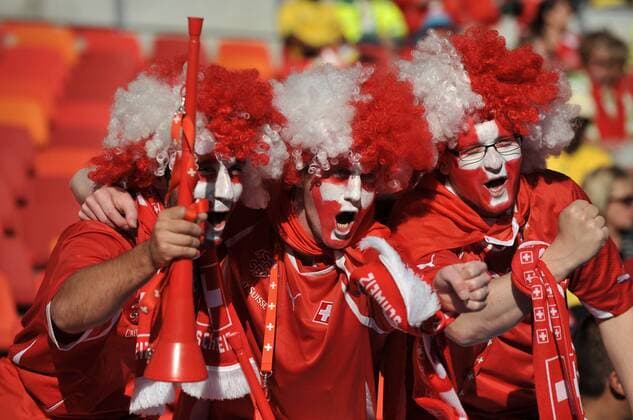 FUSSBALL WM 2010 VORRUNDE Gruppe H 21.06.2010 FANS Schweiz o0 Fan, Zuschauer Gesichtsbemalung, Bemalung Nationalfarben Fangruppe Vuvuzela Tröte Fantröte Perück