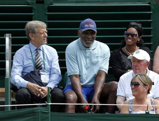 Wimbledon 2010,Sport, Tennis, ITF Grand Slam Tournament, L-R. DTB Praesident Georg von Waldenfels GER sitzt auf der Tribuene neben Richard Williams (Vater von Serena und Venus Williams) und dessen Frau Lakeisha Graham o0 Funktionär