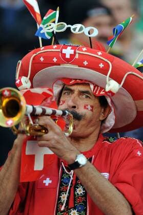 Fan Schweiz bläst in eine Trompete o0 Fan Publikum, Tröte, Fantröte