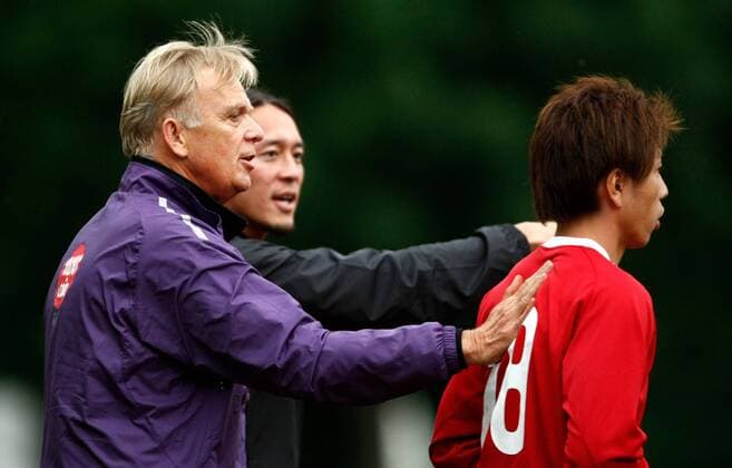 FUSSBALL - Urawa vs Maribor, Testspiel BAD RADKERSBURG,AUSTRIA,21.JUN.10 - FUSSBALL - , Urawa Red Diamonds vs NK Maribor, IFCS, Vorbereitungsspiel. Bild zeigt Trainer Volker Finke und Nobuhiro Kato (Urawa). 