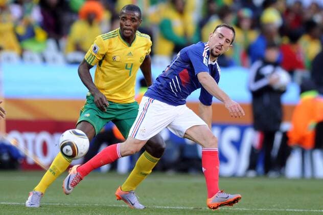 Franck RIBERY (FRA) ,Aktion,Zweikampf gegen Aaron MOKOENA (RSA) --- Frankreich (blau) vs Südafrika (gelb) 1:2 o0 South Africa