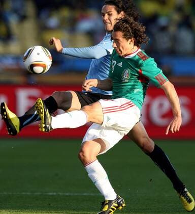 22.06.2010, Rustenburg - FIFA Weltmeisterschaft 2010 - Mexiko (grün) vs Uruguay (blau) 0:1 --- Bild zeigt Edinson Cavani (URU) und Andres Guardado (MEX). 