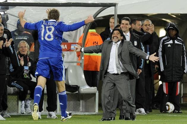 Torjubel Argentinien, v.li.: Martin Palermo, Trainer Diego Armando Maradona und Co Trainer Alejandro Mancuso  o0 Jubel Freude Nationaltrainer