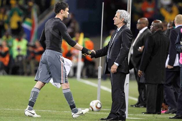 Frankreich (Blau) vs Süd Afrika RSA (Gelb): Nationaltrainer Raymond Domenech (FRA) und Torwart Hugo Lloris (FRA) - shake hands -EddyLEMAISTRE  o0 Trainer