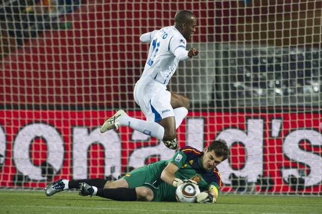 David Suazo (HON, top), Iker Casillas (ESP), JUNE 21, 2010 - Football : 2010 FIFA World Cup Group H match between Spain 2-0 Honduras at Ellis Park Stadium in Johannesburg,  (012359)