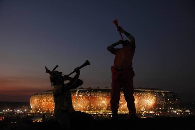 Soccer City Stadion in Johannesburg mit Fans, die auf der Vuvuzela blasen 