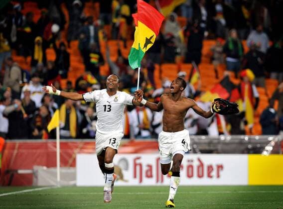 Andre Ayew (L) und John Pantsil (Ghana) --- Ghana vs Germany giorgioxperottino o0 Jubel Freude Fahne, Nationalfahne Dede