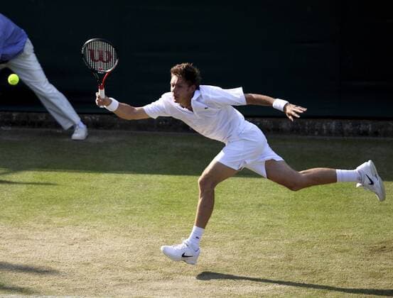 Wimbledon 2010,Sport, Tennis, ITF Grand Slam Tournament, Nicolas Mahut (FRA) - Sein Match gegen John Isner (USA) musste wegen Dunkelheit beim Stande von 59:59 abgebrochen werden - Ende des Spiels am nächsten Tag mit 70:68