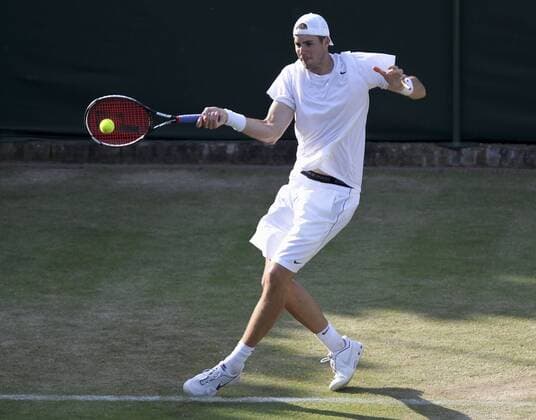Wimbledon 2010,Sport, Tennis, ITF Grand Slam Tournament, John Isner (USA) - Sein Match gegen Nicolas Mahut (FRA) musste wegen Dunkelheit beim Stande von 59:59 abgebrochen werden - Ende des Spiels am nächsten Tag mit 70:68