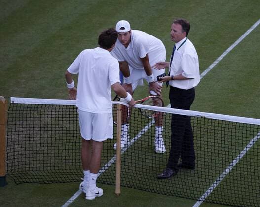 Wimbledon 2010,Sport, Tennis, ITF Grand Slam Tournament, Oberschiedsrichter Sören Friemel (GER, R) entscheidet das historische Match zwischen Nicolas Mahut (FRA, L) und John Isner (USA) wegen Dunkelheit abzubrechen. - Ende des Spiels am nächsten Tag mit 70:68 o0 Schiedsrichter Abbruch erschöpft pessimistisch