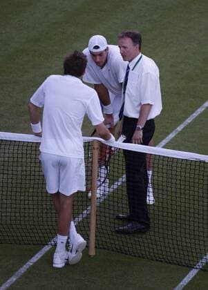 Wimbledon 2010,Sport, Tennis, ITF Grand Slam Tournament, Oberschiedsrichter Sören Friemel (GER, R) entscheidet das historische Match zwischen Nicolas Mahut (FRA, L) und John Isner (USA) wegen Dunkelheit abzubrechen. - Ende des Spiels am nächsten Tag mit 70:68 o0 Schiedsrichter Abbruch Dunkelheit erschöpft pessimistisch