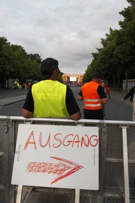 DEU,Berlin, Public viewing auf der Fanmeile (Straße des 17. Juni) in Berlin - Schild zum Ausgang