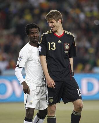 Fussball FIFA Weltmeisterschaft 2010 Johannesburg () 23.06.2010, Ghana (weiß) - Deutschland (schwarz) 0:1 --- Thomas MUELLER (Deutschland, No.13) Anthony ANNAN (Ghana, No. 06)