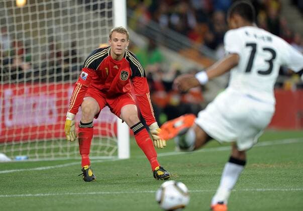 FUSSBALL WM 2010 VORRUNDE Gruppe D 23.06.2010 Ghana - Deutschland,, Manuel NEUER (li, Deutschland) gegen Andre AYEW (re, Ghana) Dede