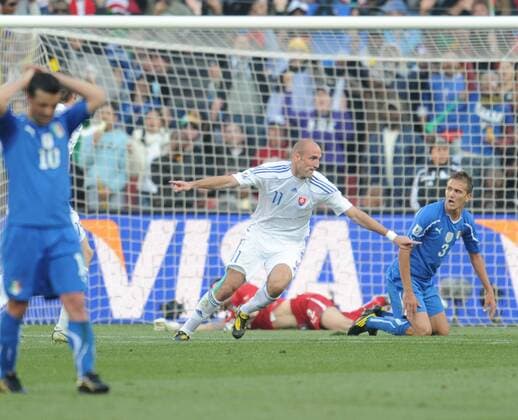 Slovakia s Robert Vittek (2nd L) celebrates his scoring during the 2010 World Cup Group F soccer match against Italy at Ellis Park stadium in Johannesburg, , June 24, 2010.  o0 Jubel Freude