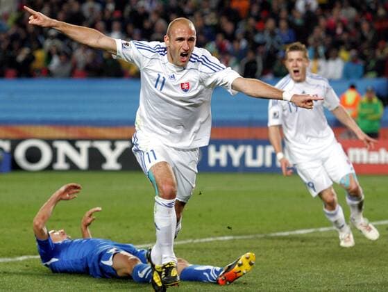 FUSSBALL - FIFA WM 2010, JOHANNESBURG ,24.JUN.10 - FUSSBALL - FIFA Weltmeisterschaft 2010, Laenderspiel, Slowakei vs Italien. Bild zeigt v.li. den Jubel von Robert Vittek (SVK).  o0 Jubel Freude