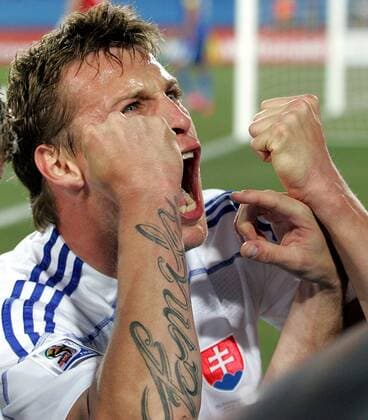 FUSSBALL - FIFA WM 2010, JOHANNESBURG ,24.JUN.10 - FUSSBALL - FIFA Weltmeisterschaft 2010, Laenderspiel, Slowakei vs Italien. Bild zeigt v.li. den Jubel von Erik Jendrisek (SVK).  o0 Jubel Freude Tattoo