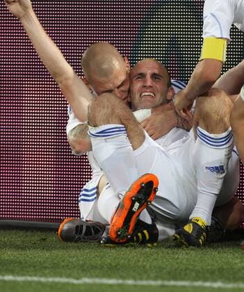 Fussball, FIFA World Cup 2010, FIFA Weltmeisterschaften 2010, Vorrunde, Gruppe F, Slovakei - Italien ,24.06.2010, Ellis Park Stadion, Johannesburg, Robert Vittek re. Und Martin Skrtel SVK o0 Jubel Freude