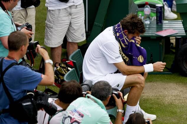 Verlierer Nicolas Mahut (Frankreich) nach dem Spiel gegen John Isner (USA, nicht im Bild) - Der letzte Satz im längsten Tennismatch aller Zeiten endet 70:68, ein paar Rekordfakten zum Spiel: Spielzeit 11 Stunden und fünf Minuten an insgesamt 3 Tagen, 193 Asse insgesamt, 183 Spiele  o0 Enttäuschung Verzweiflung Emotionen Erschöpfung
