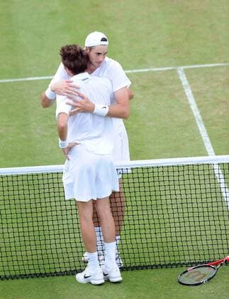 Gewinner John Isner (USA, hi.) und Nicolas Mahut (Frankreich) - Der letzte Satz im längsten Tennismatch aller Zeiten endet 70:68 für John Isner, ein paar Rekordfakten zum Spiel: Spielzeit 11 Stunden und fünf Minuten an insgesamt 3 Tagen, 193 Asse insgesamt, 183 Spiele  o0 Kameradschaft
