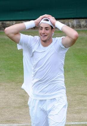Gewinner John Isner (USA) jubelt nach dem Spiel gegen Nicolas Mahut (FRA, nicht im Bild) - Der letzte Satz im längsten Tennismatch aller Zeiten endet 70:68 für John Isner, ein paar Rekordfakten zum Spiel: Spielzeit 11 Stunden und fünf Minuten an insgesamt 3 Tagen, 193 Asse insgesamt, 183 Spiele.  o0 Jubel Freude