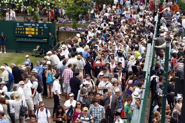 Viele Tennis Fans am Rande des Rekordmatches John Isner (USA) vs Nicolas Mahut (Frankreich) im All England Lawn Tennis and Croquet Club - Der letzte Satz im längsten Tennismatch aller Zeiten endet 70:68 für John Isner, ein paar Rekordfakten zum Spiel: Spielzeit 11 Stunden und fünf Minuten an insgesamt 3 Tagen, 193 Asse insgesamt, 183 Spiele  Anzeigetafel, Anzeige, Tafel, Stadionanzeige Ergebnis, Resultat, Spielstand o0 Masse Zuschauer