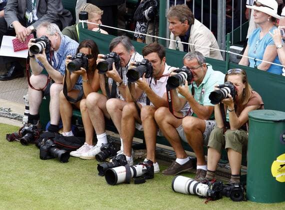 Fotografen am Rande des Rekordmatches John Isner (USA) vs Nicolas Mahut (Frankreich) im All England Lawn Tennis and Croquet Club - Der letzte Satz im längsten Tennismatch aller Zeiten endet 70:68 für John Isner, ein paar Rekordfakten zum Spiel: Spielzeit 11 Stunden und fünf Minuten an insgesamt 3 Tagen, 193 Asse insgesamt, 183 Spiele  o0 Sportfotograf Medien Medieninteresse