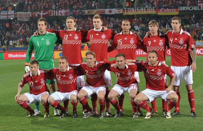 Mannschaftsfoto Dänemark -1 Thomas SORENSEN (GK), 2 Christian POULSEN, 4 Daniel AGGER, 6 Lars JACOBSEN, 9 Jon Dahl TOMASSON, 10 Martin JORGENSEN, 11 Nicklas BENDTNER, 12 Thomas KAHLENBERG, 13 Per KROLDRUP, 15 Simon POULSEN, 19 Dennis ROMMEDAHL ---
