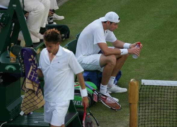 John Isner (USA, re) und Nicolas Mahut (FRA) - Der letzte Satz im längsten Tennismatch aller Zeiten endet 70:68 für John Isner, ein paar Rekordfakten zum Spiel: Spielzeit 11 Stunden und fünf Minuten an insgesamt 3 Tagen, 193 Asse insgesamt, 183 Spiele  ISNER-AS-230610_01
