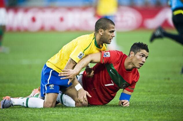 CRISTIANO RONALDO (POR, R) und DANI ALVES (BRA) zusammen auf dem Rasen, Vorrunde Gruppe G, Portugal (POR) - Brasilien (BRA), am 25.06.2010 in Durban