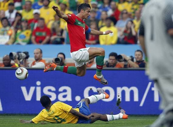 Cristiano Ronaldo (obenauf) gegen Juan - Portugal (rot) vs. Brasilien (gelb) x(134)xRodolfoxBuhrerx xLaxImagemx  (810) o0 Werbebande, Bande, Werbung Sponsor, Werbepartner, Werbung, Wirtschaft www visa com Website