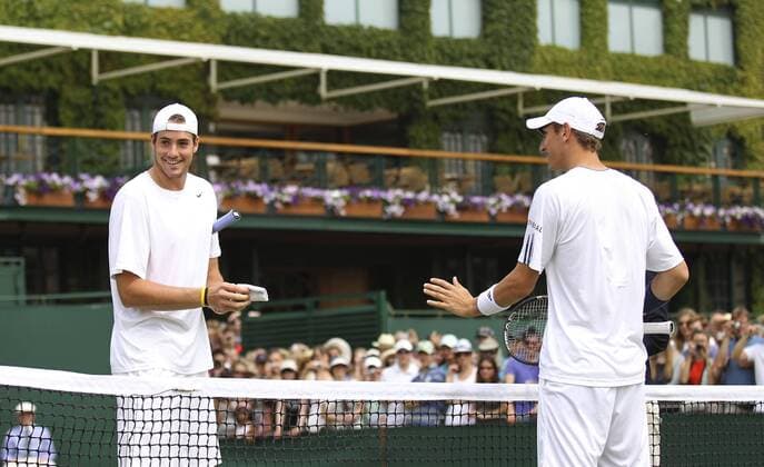 Wimbledon 2010,Sport, Tennis, ITF Grand Slam Tournament, John Isner (USA, li.) und Thiemo De Bakker (NED) stehen am Netz vor Spielbeginn