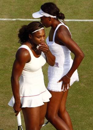 Tennis - The Wimbledon Championships - Serena Williams (L) and Venus Williams ( USA ) at the All England Lawn Tennis and Croquet Club  o0 Schwester, Schwestern, Geschwister, Geschwisterpaar Schwesternpaar, Familie