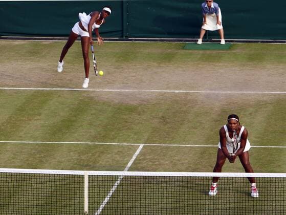 Tennis - The Wimbledon Championships - Serena Williams (R) and Venus Williams ( USA ) at the All England Lawn Tennis and Croquet Club  o0 Schwester, Schwestern, Geschwister, Geschwisterpaar Schwesternpaar, Familie