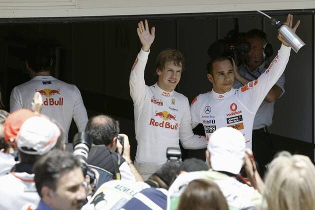 Sebastian Vettel (Red Bull Racing, Mitte) holt sich die Pole Position vor Mark Webber (Red Bull Racing, li.), der sich abwendet, und Lewis Hamilton (McLaren Mercedes) GP Europa - Valencia 2010 Formel 1 Grand Prix Europa - Valencia 2010 o0 Qualifying Jubel Freude kurios Distanz Disharmonie Spannung