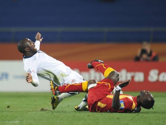 Jozy Altidore (L) of the USA vies with John MENSAH of Ghana during their 2010 World Cup round of 16 soccer match at Royal Bafokeng Stadium in Rustenburg, -  o0 Aufmacher