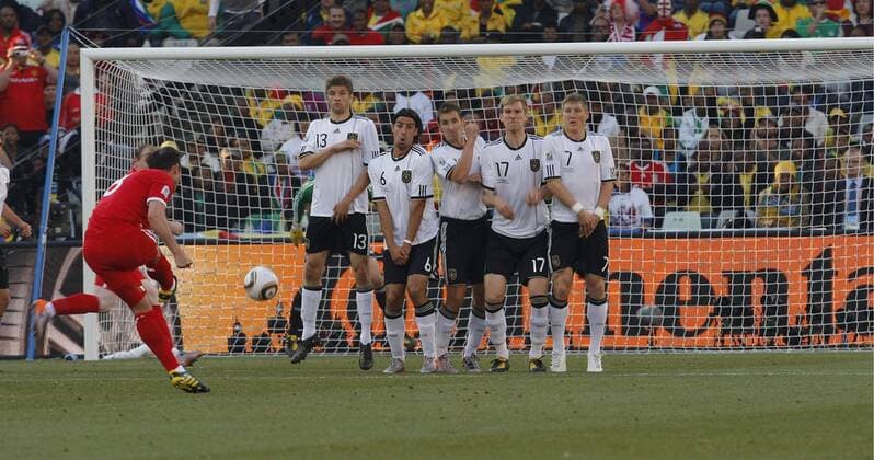 England vs. Germany: Frank Lampard (L) from England attempts to score a goal during the 2010 World Cup soccer game between England and Germany on June 27, 2010 at the Free State Stadium in Bloemfontein - Gallo0000118244 o0 Mauer